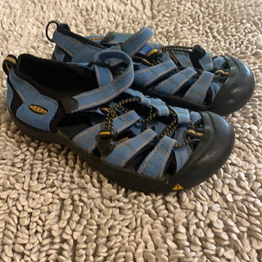 Keens kids water shoes size 5